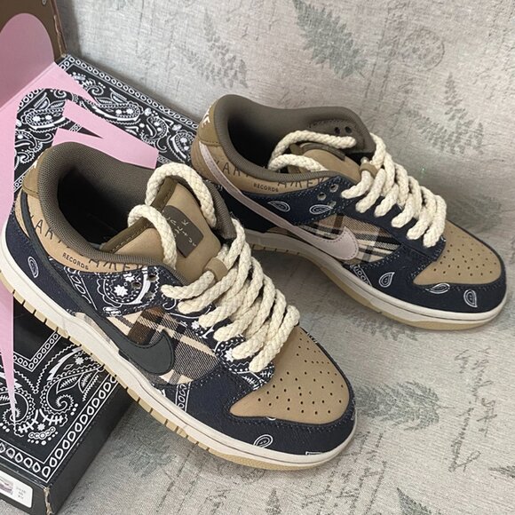 The Travis Scott x Nike SB Dunk Low - Picture 4 of 9